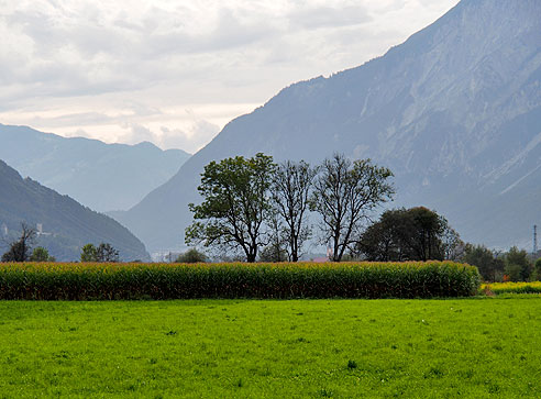 Flußlauf mit schöne Bergsicht