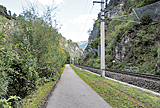 Das Tal ist im Bereich der "Imster Schlucht" sehr eng und bietet nur dem Fluß, der Bahn und einem Radweg Platz.