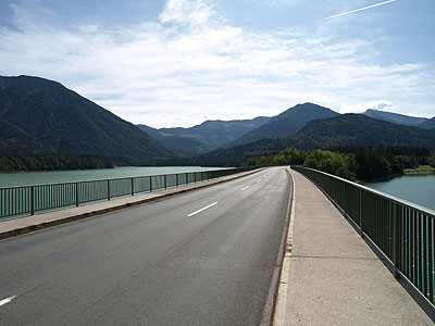 Brücke über den Sylvenstein-Stausee