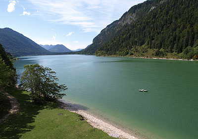 Blick nach Westen über den Sylvenstein-Stausee