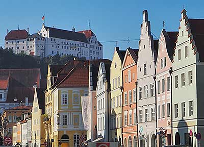 Blick auf Alstadt und Schloss in Landshut