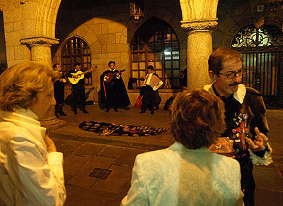 "Plaza del Toros" in Pamplona am Abend.