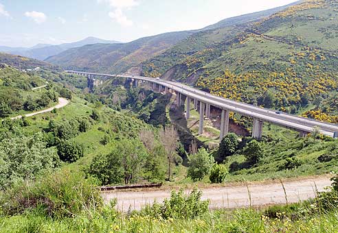 Durch gigantische Landschaft geht es bergauf.