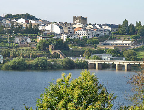 Der angestaute Fluss Mino bilder den Belesarstausee