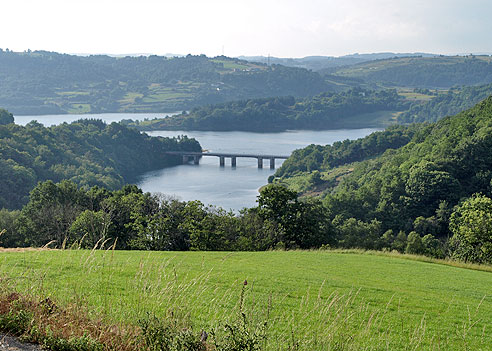 Der angestaute Fluss Mino bilder den Belesarstausee