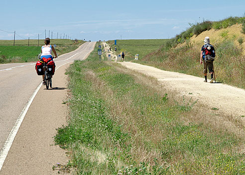 Fuß- und Radweg des Camino verlaufen nebeneinander