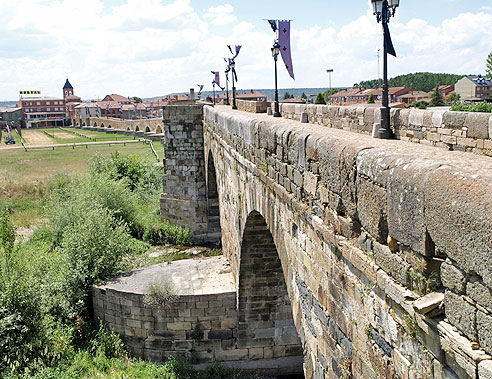 Die historische Brücke über den Orbigo