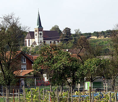 Die Kirche steht über dem Ort