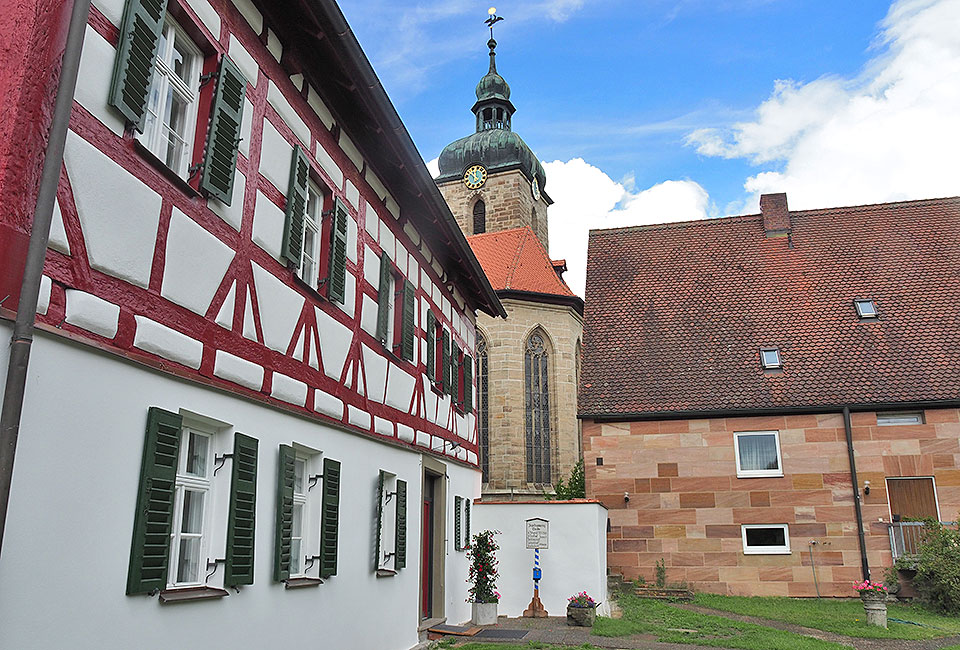 Kirche und Fachwerk im Markt Erlbach