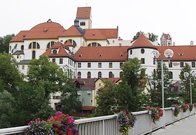 Bodensee-Königseeradweg: Blick auf die Kirchen Füssens