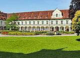 Ausladender Klosterkomplex
