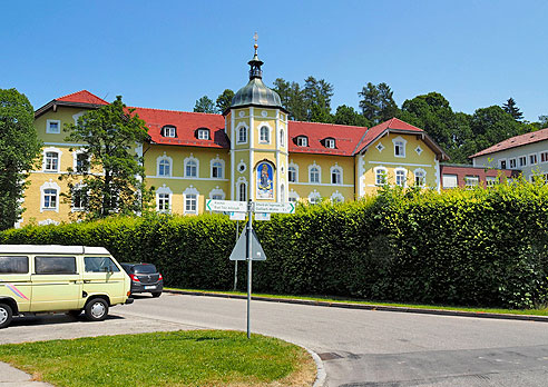 Vorbei am Krankenhaus