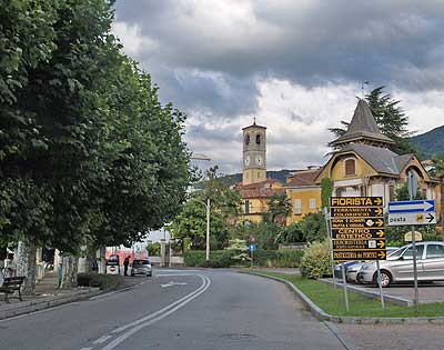 Luino liegt direkt am See