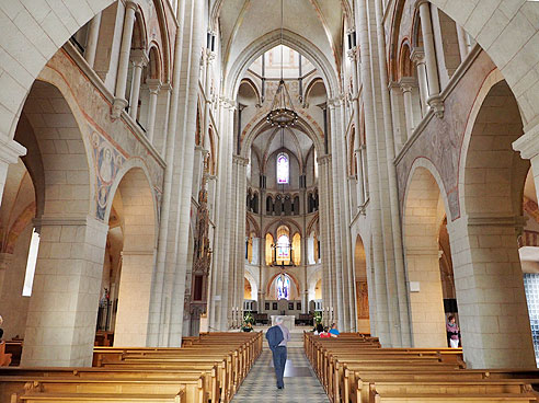 

Kirchenschiff St. Georg Limburg