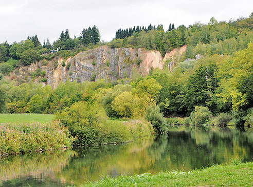 

Porphyrfelsen am Fluss