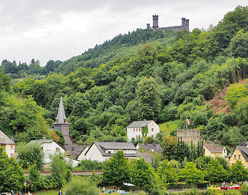 

Von der Schaumburg überragt