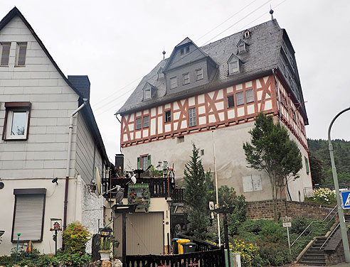 

Ehemaliges Amtshaus links der Lahn
