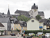 Das Schloss überragt die Stadt