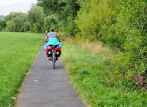 

Radweg auf dem alten Leinpfad