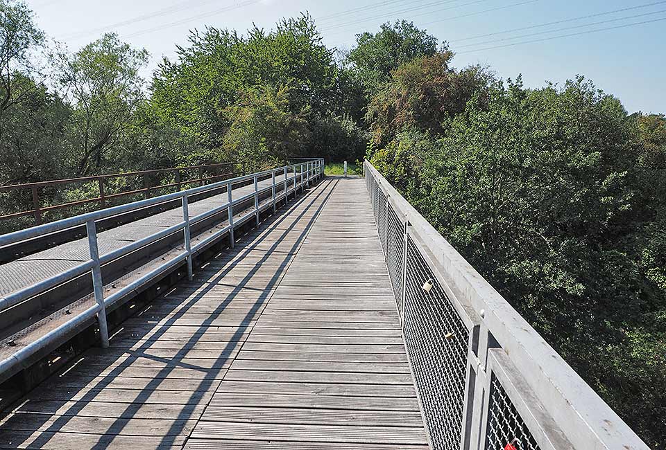 Radwegbrücke entlang der Bahn Radwegbrücke entlang der Bahn