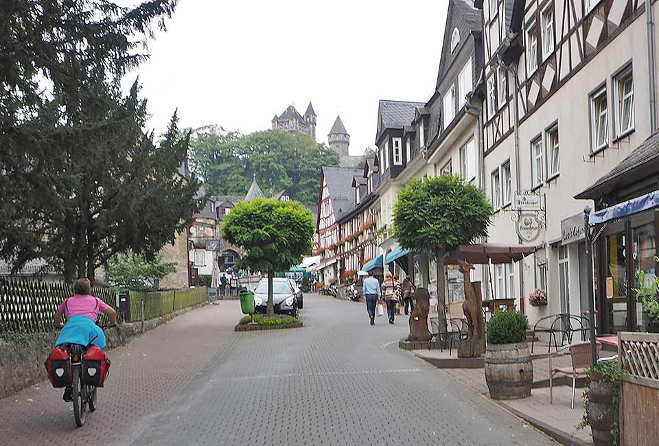 Zum Schloss Braunfels