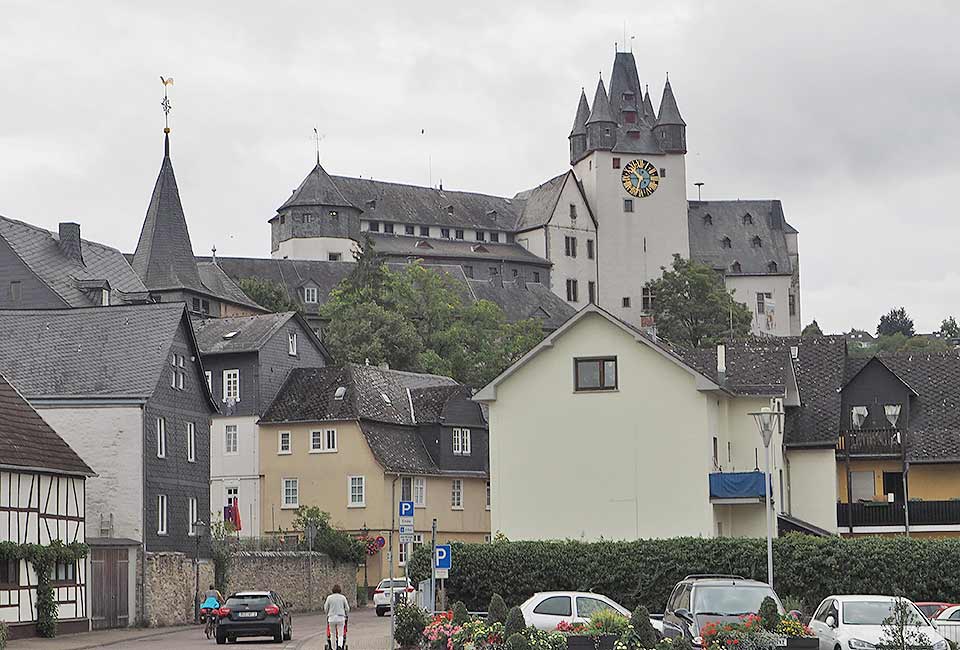 Das Schloss überragt die Stadt in Diez Das Schloss überragt die Stadt in Diez