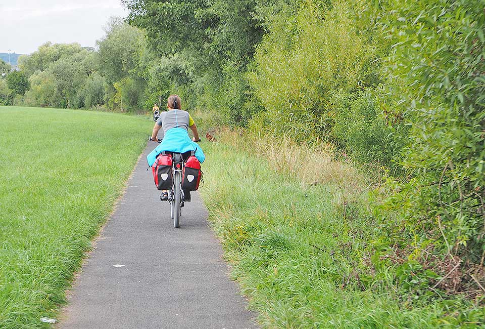 Radweg auf dem alten Leinpfad