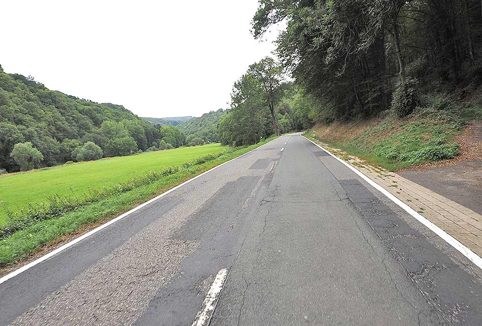 Radweg auf der Straße Radweg auf der Straße