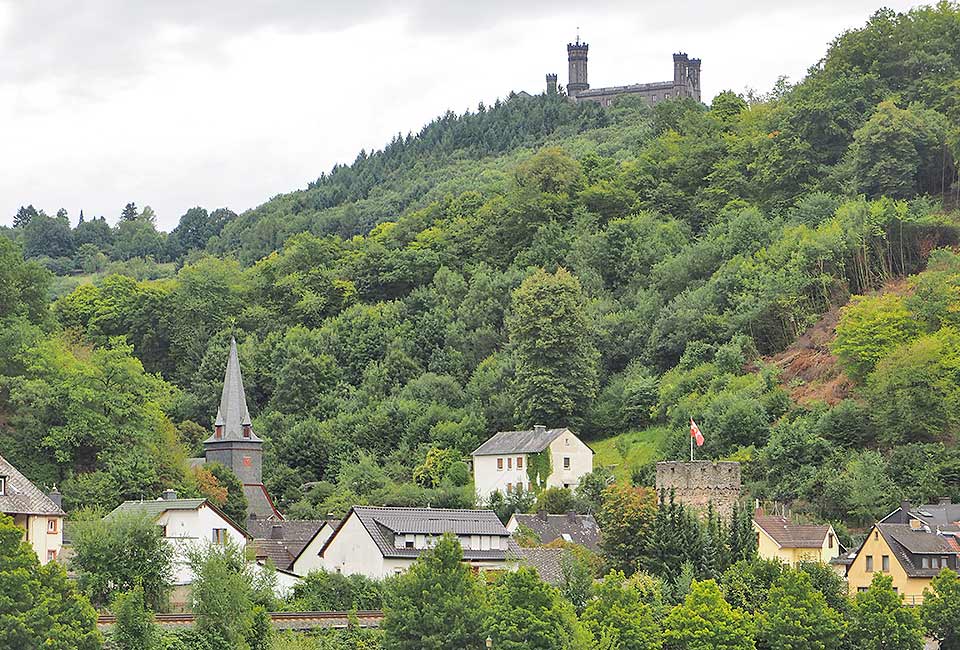 Von der Schaumburg überragt Von der Schaumburg überragt