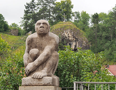 Neandertalerskulptur in Veringenstadt