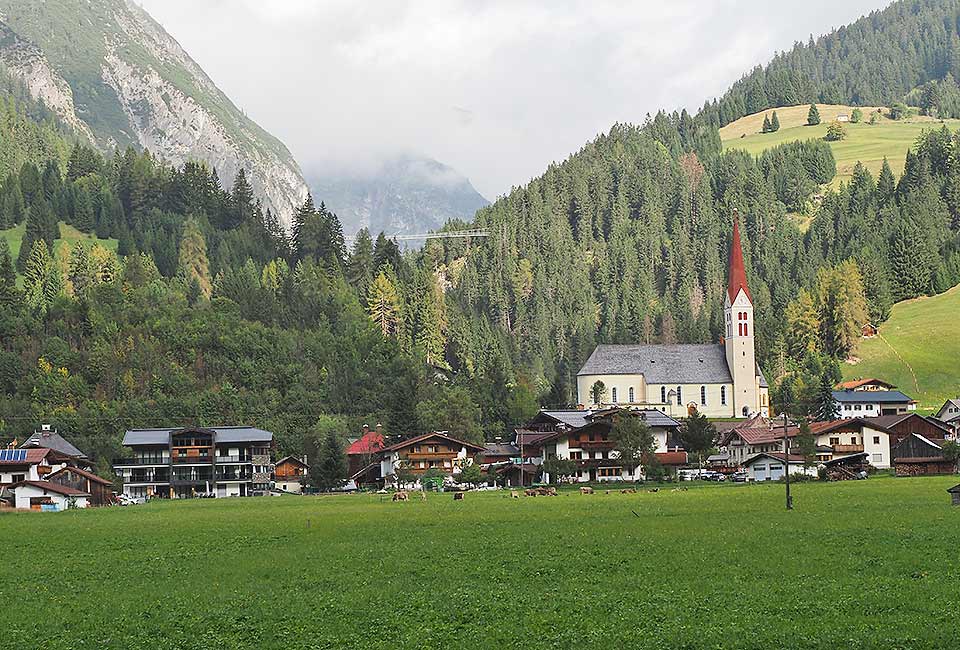 Hängebrücke über dem Ort Holzgau Hängebrücke über dem Ort Holzgau