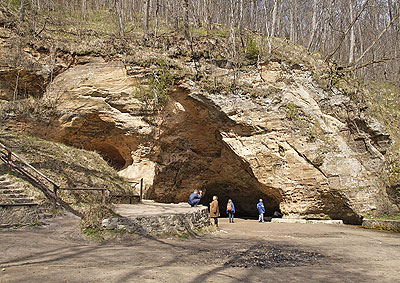 Lettland: Die Gutmannshöhle