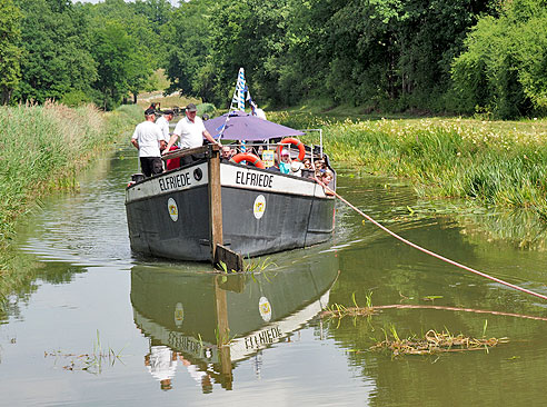 Traditionelle Fahrt mit Kahn Elfriede