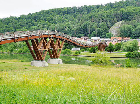 Holzbrücke Tatzlwurm bei Altessing