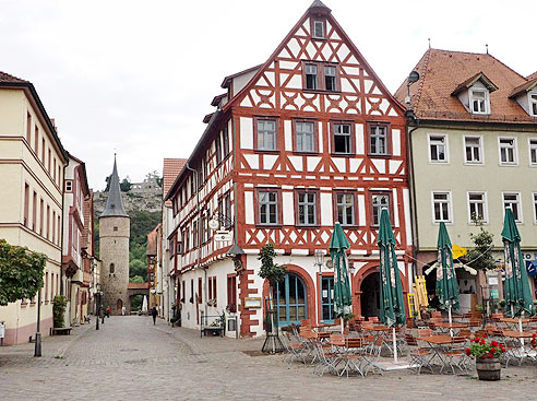  Vom Marktplatz Blick auf die Burgruine Karslburg