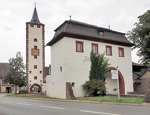  Vom Marktplatz Blick auf die Burgruine Karslburg