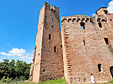 Beeindruckende Türme Ruine Henneburg