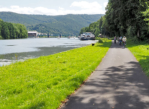 Staustufe und Schleuse