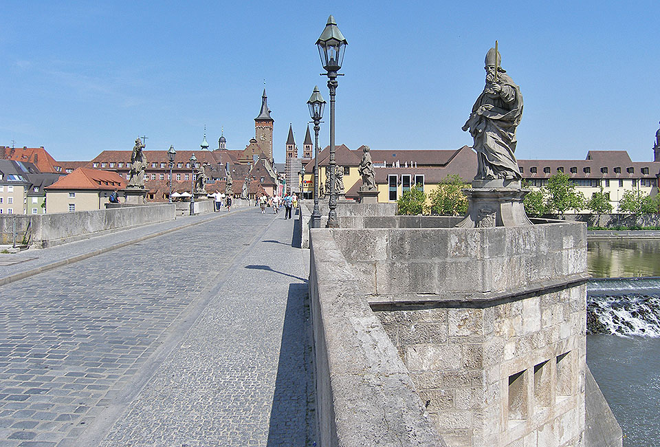 Auf der alten Mainbrücke in Würzburg