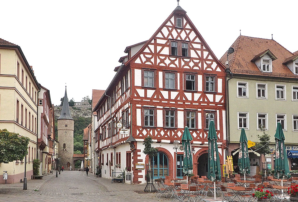 Vom Marktplatz Blick auf die Burgruine Karlsburg