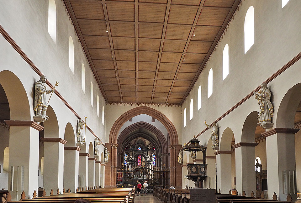 Kirchenschiff Einhardsbasilika Kirchenschiff Einhardsbasilika