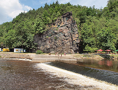 Felswand an der Moldau