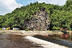 Felswand an der Moldau