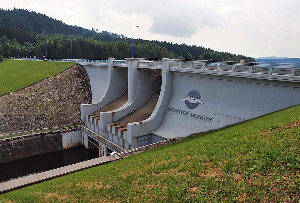 Staumauer am Lipnosee