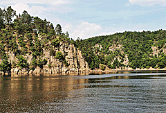 Felswände am See