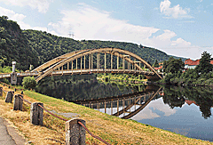 Stahlbrücke über die Moldau
