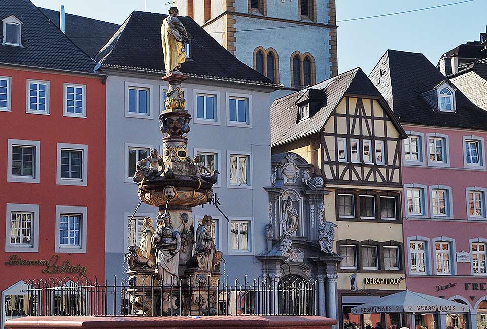 Prächtiger Petrusbrunnen in Trier