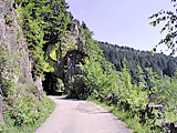 Felswände und Tunnel