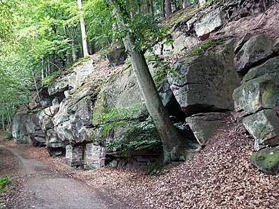 Steile Buntsandstein-Felswand