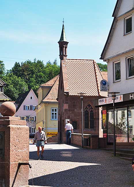 Nikolauskapelle und Hessebrunnen